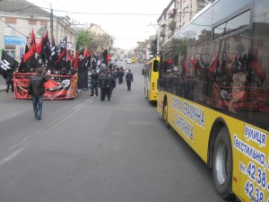 тролейбус Тернопіль маршрутка громадський транспорт націоналісти мітинг марш парад