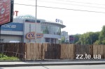 будова біля супермаркету Сільпо і ТЦ Орнава в Тернополі