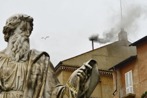 Білий дим на Сикстинською капелою у Ватикані. Обрао нового папу римського
