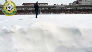 сніг на полі тернопільського стадіону де виступають ФК Тернопіль та Нива Тернопіль