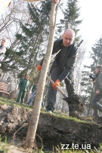 У Тернополі мер міста Надал разом з заступниками прибирає парк ім Тараса Шевченка 20 квітня 2013 року