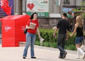 комуністи чіпляються до перехожих в центрі Тернополя 1 травня 2013 року