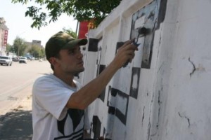 Олег Прометей малює найбільшу вишиванку в світі на вул. Бродівська в Тернополі