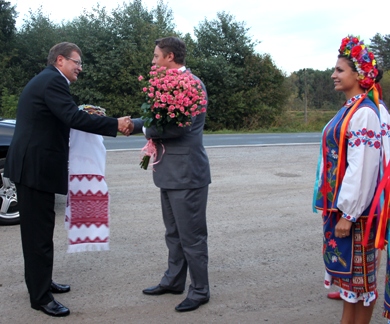 Петро Гоч дарує Костянтин Грищенко троянди в #аеропорт Тернопіль