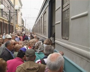 натовп на #залізничний вокзал Тернопіль сідає в поїзд до Ланівці, Ходорів