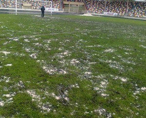 газон стадіону в Тернополі в жахливому стані, вересень 2013 року