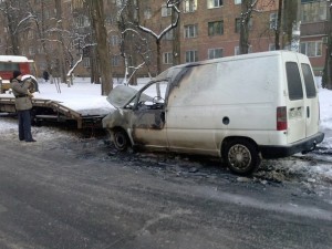 в Києві палять машини західняків