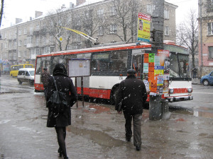 тролейбус, проїзд, зима, дощ