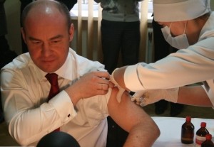 Сергій Надал, шприц, вакцина, прививка