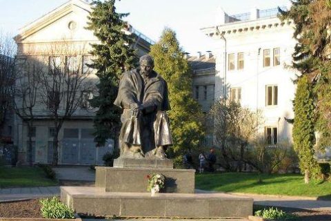 Покладуть квіти до пам'ятника Шевченку у Тернополі