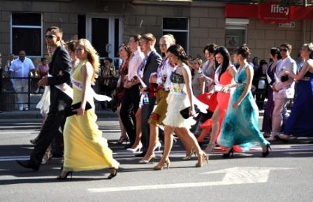 випускники йдуть вулицею Руською