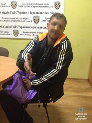 Затриманий у Тернополі злодій з'їв фото зі свого паспорта - фото 1